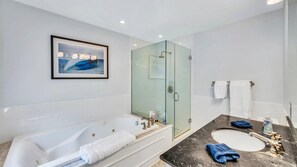 Nhà, nhiều giường (Hideaway on Holly) | Phòng tắm