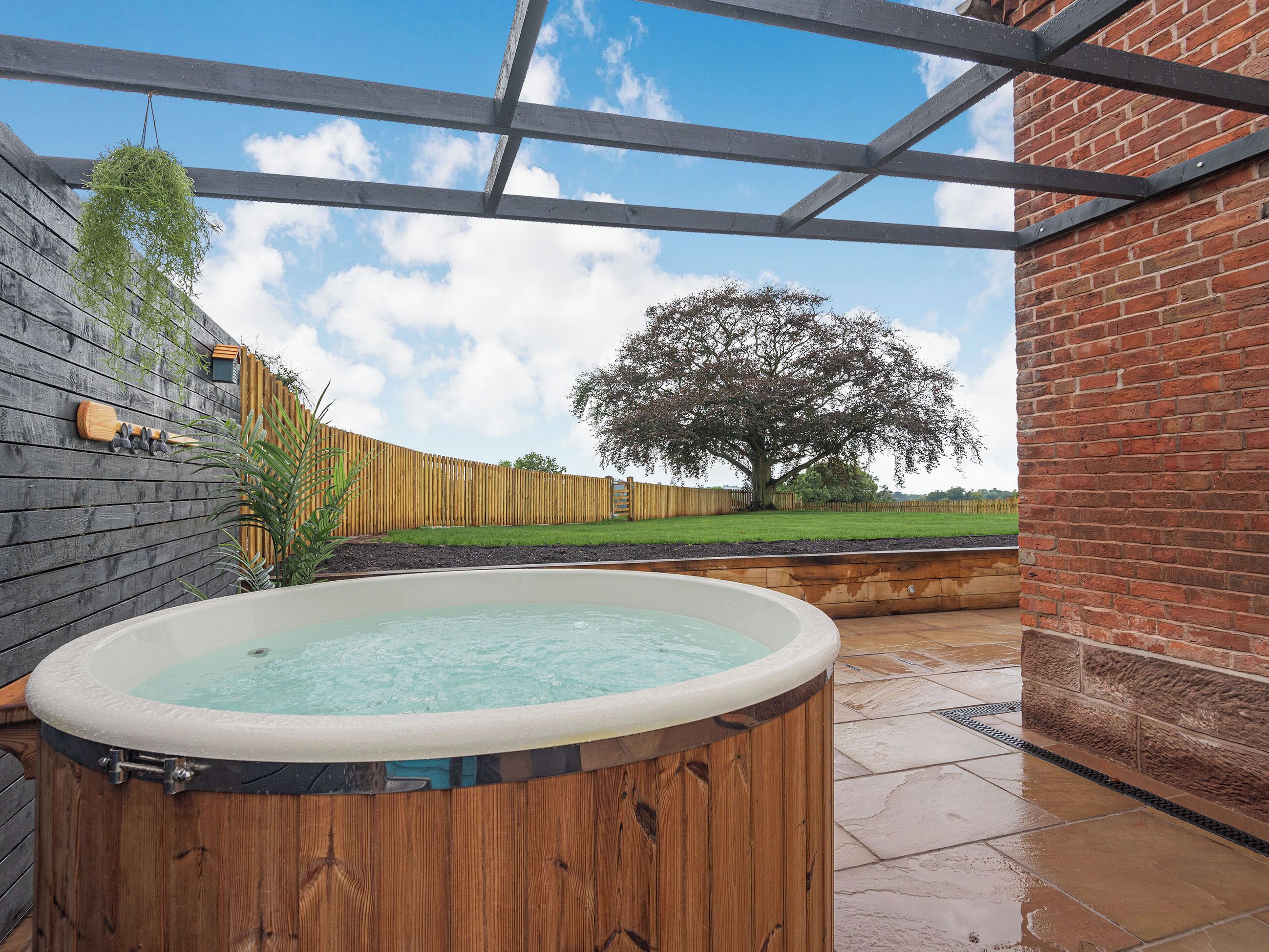 Outdoor spa tub