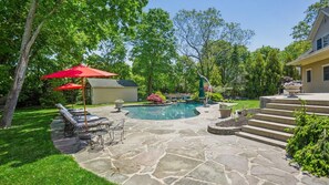Una piscina al aire libre, una piscina climatizada