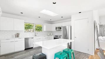 House, Multiple Beds (Hollow Tree Hideaway) | Private kitchen