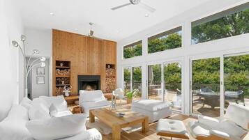 House, Multiple Beds (Hollow Tree Hideaway) | Living room