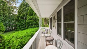 Nhà, nhiều giường (East Quogue Quintessential) | Ban công