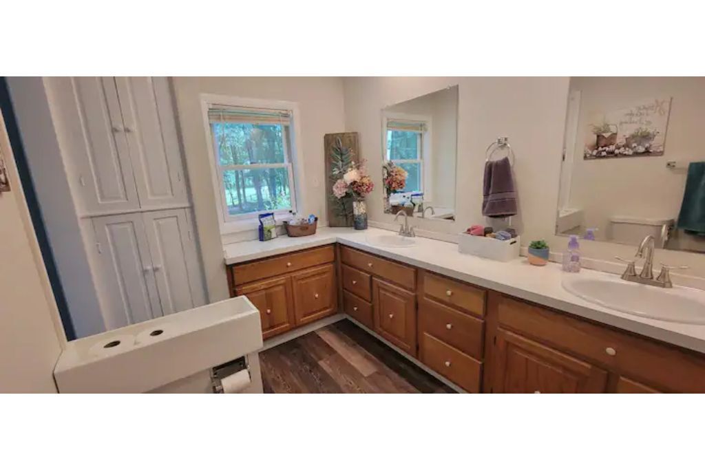 Kombination af bruser/badekar, hårtørrer, håndklæder, Sæbe