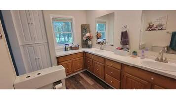 Kombination af bruser/badekar, hårtørrer, håndklæder, Sæbe