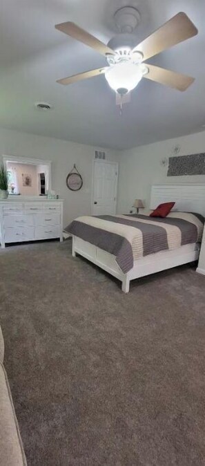 1 habitación, tabla de planchar con plancha, wifi gratis y ropa de cama