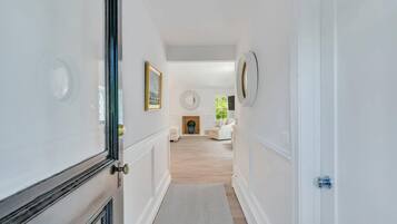 Maison, plusieurs lits (Perfection in East Hampton) | 4 chambres, fer et planche Ă repasser, Wi-Fi
