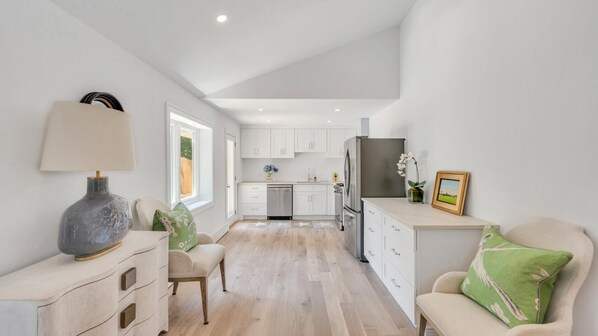 Casa, varias camas (Perfection in East Hampton) | Sala de estar | Televisión, chimenea y estéreo 