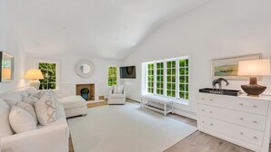 Unclassified image, 3 of 25, button - Perfection in East Hampton (East Hampton)