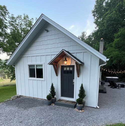 Guest cottage on farmette in mountains with hot tub