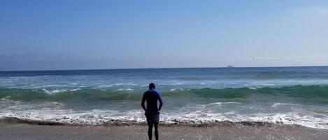 Beach nearby, sun loungers, beach towels