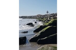 Perto da praia, espreguiçadeiras, toalhas de praia 