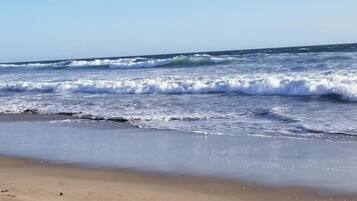 Nær stranden, solsenger og strandhåndklær