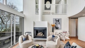 Maison, plusieurs lits (Waterfront Modern in East Hampton) | Salle de séjour
