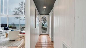 Unclassified image, 2 of 38, button - Waterfront Modern in East Hampton (East Hampton)