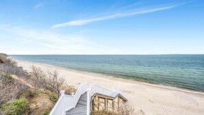 Unclassified image, 4 of 38, button - Waterfront Modern in East Hampton (East Hampton)