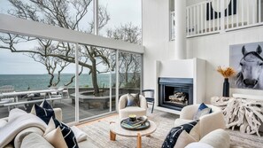Maison, plusieurs lits (Waterfront Modern in East Hampton) | Salle de séjour