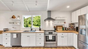 House, Multiple Beds (Enchanted in Amagansett) | Private kitchen | Fridge, microwave, dishwasher, toaster - Enchanted in Amagansett (Amagansett)