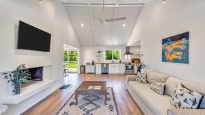 Casa, várias camas (Enchanted in Amagansett) | Área de estar | TV de tela plana