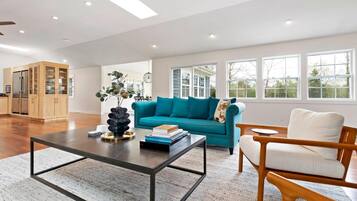 Rumah, Beberapa Tempat Tidur (Westhampton Ranch) | Area keluarga | TV layar datar, perapian, peralatan stereo, dan kantor