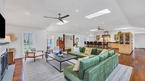 獨棟房屋, 多張床 (Westhampton Ranch) | 起居區 | 平面電視、壁爐、音響、辦公室
