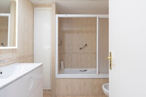 Bathtub, hair dryer, towels