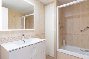 Baignoire, sèche-cheveux, serviettes fournies