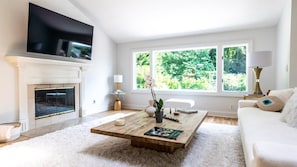 Casa, várias camas (Hampton Bay Village Beauty) | Sala de estar | TV, lareira