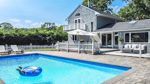 Casa, várias camas (Hampton Bay Village Beauty) | Piscina | Piscina externa