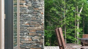 Casa, varias camas (Modern Catskill Hideaway) | Restaurante al aire libre