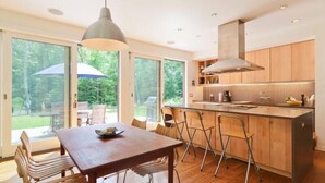 Casa, várias camas (Modern Catskill Hideaway) | Cozinha privada | Geladeira, lava-louças, torradeira, liquidificador