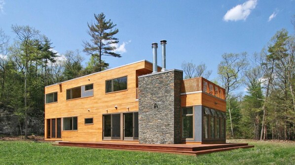 Casa, varias camas (Modern Catskill Hideaway) | Exterior