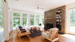 Casa, várias camas (Modern Catskill Hideaway) | Sala de estar | TV, lareira, aparelho de som