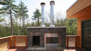 Casa, várias camas (Modern Catskill Hideaway) | Sacada