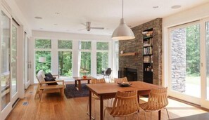 Hus - flera sängar (Modern Catskill Hideaway) | Eget kök | Kylskåp, diskmaskin, brödrost och mixer