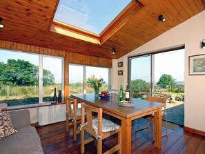 Dining - 3 bedroom accommodation in Newport (Newport)