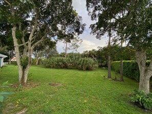 Property grounds - Tropical oasis - 8 minutes from beach - newly renovated (Naples)