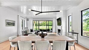 하우스, 침대(여러 개) (Modern Farmhouse Fantasy) | 전용 주방 | 전자레인지, 토스터, 블렌더, 식탁