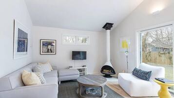 Rumah, Beberapa Tempat Tidur (North Sea Bungalow) | Ruang keluarga | TV, perapian, dan peralatan stereo