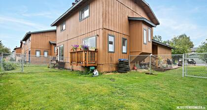 Cozy Northern Den: Centrally Located 2BR+1.5BA