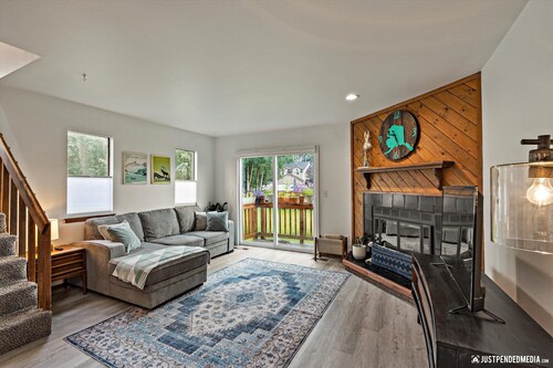 Cozy Northern Den: Centrally Located 2BR+1.5BA