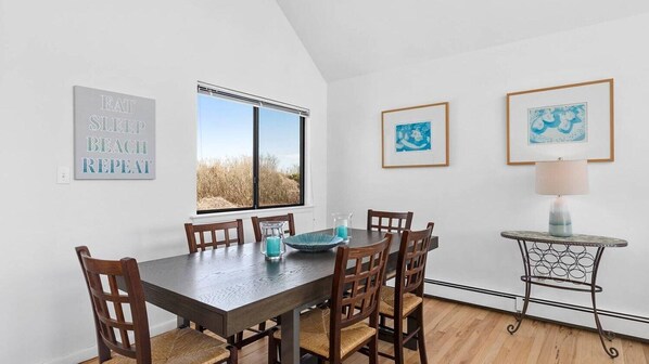 Huis, Meerdere bedden (Sandpiper Seclusion) | Privékeuken | Een microgolfoven, een broodrooster, een blender, een eettafel