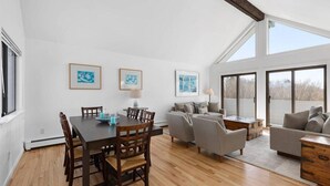 Maison, plusieurs lits (Sandpiper Seclusion) | Salle de séjour | Télévision, cheminée