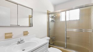 Huis, Meerdere bedden (Sandpiper Seclusion) | Badkamer