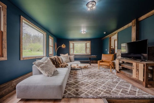 Mud Creek Lodge .1 mi to Bristol Mountain / Hot Tub / Creek