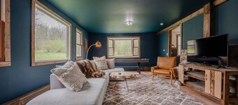 Mud Creek Lodge .1 mi to Bristol Mountain / Hot Tub / Creek