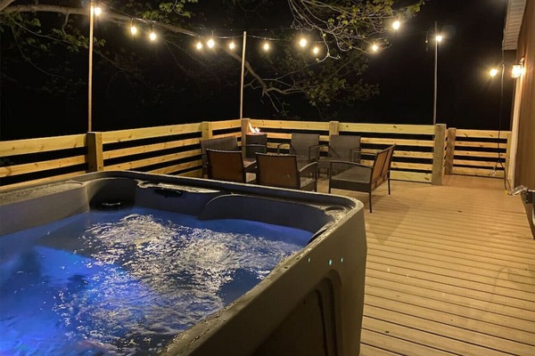Large deck w/ hot tub and gas fire pit overlooking Mud Creek!