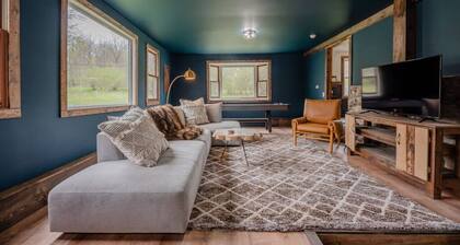 Mud Creek Lodge .1 mi to Bristol Mountain / Hot Tub / Creek