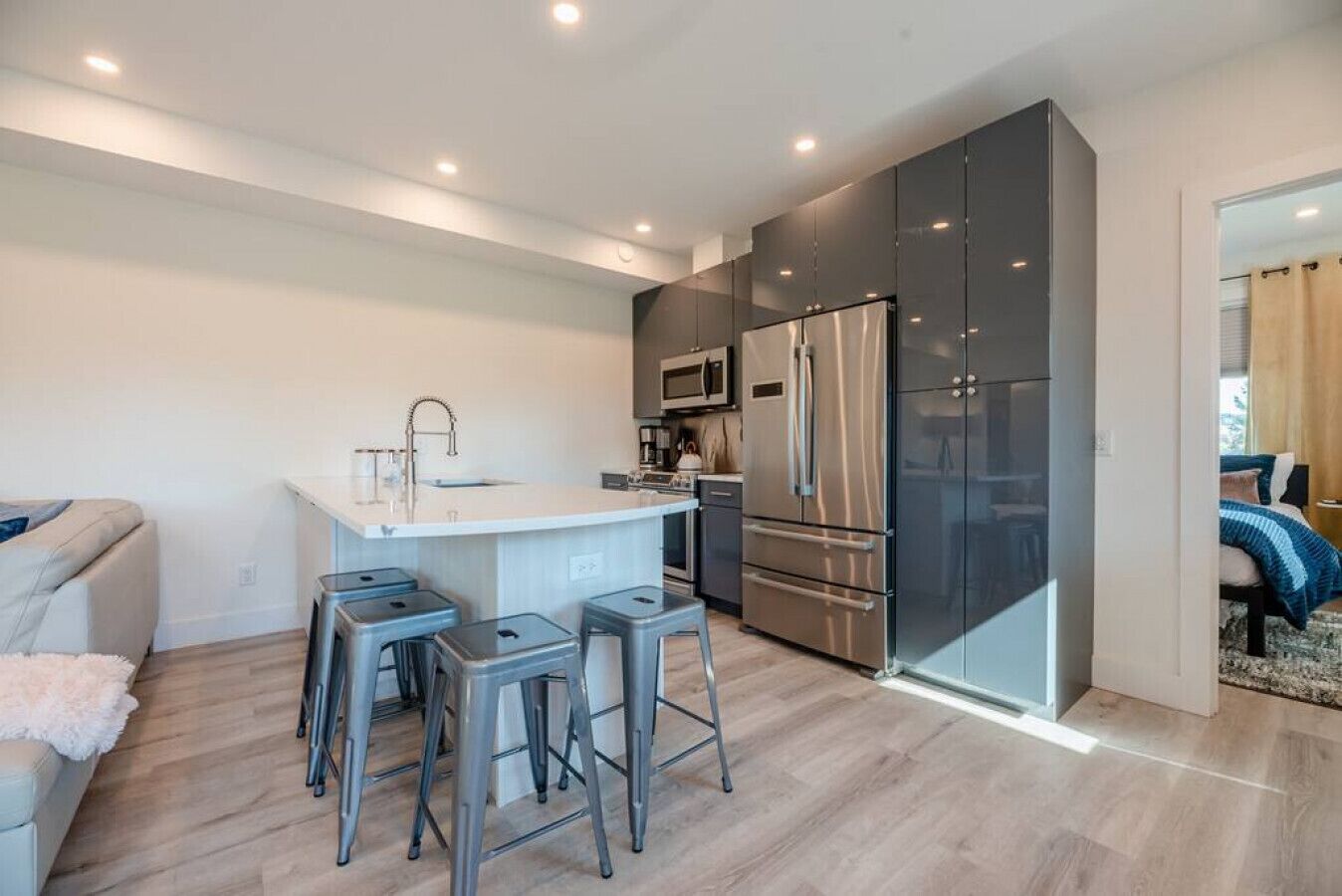 Réfrigérateur, micro-ondes, four, plaque de cuisson