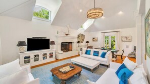 Maison, Plusieurs lits (East Hampton Villa) | Salle de séjour | Téléviseur, foyer, chaßne audio