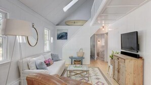 Nhà, nhiều giường (Fish Cove Cottage) | Phòng khách